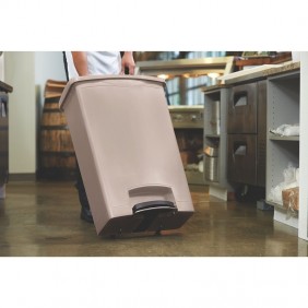 1883552_slim_jim_step_on90l_resin_beige_in_use_1_low