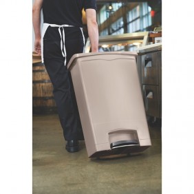 1883552_slim_jim_step_on90l_resin_beige_in_use_2_low