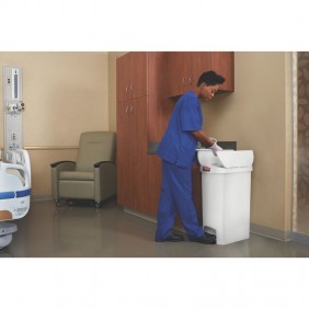 1883558_slim_jim_step_on50l_resin_beige_in_use_nurse_low