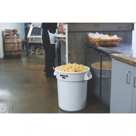fg262000wht-ur-brute-20g-white-in-use-kitchen_xl_low