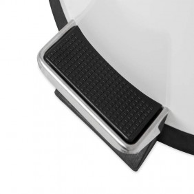 fgmst7eglwh-rcp-refuse-stepon-pedal-detail_low